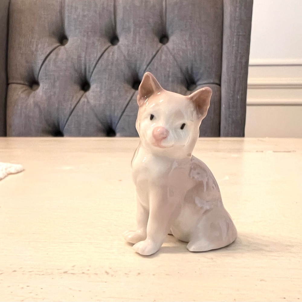 Lladro Handcrafted Miniature Kitten figurine in Cream and Tan